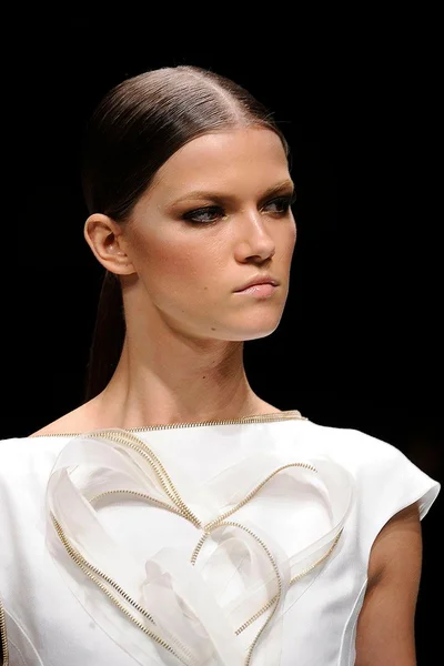 Look 10